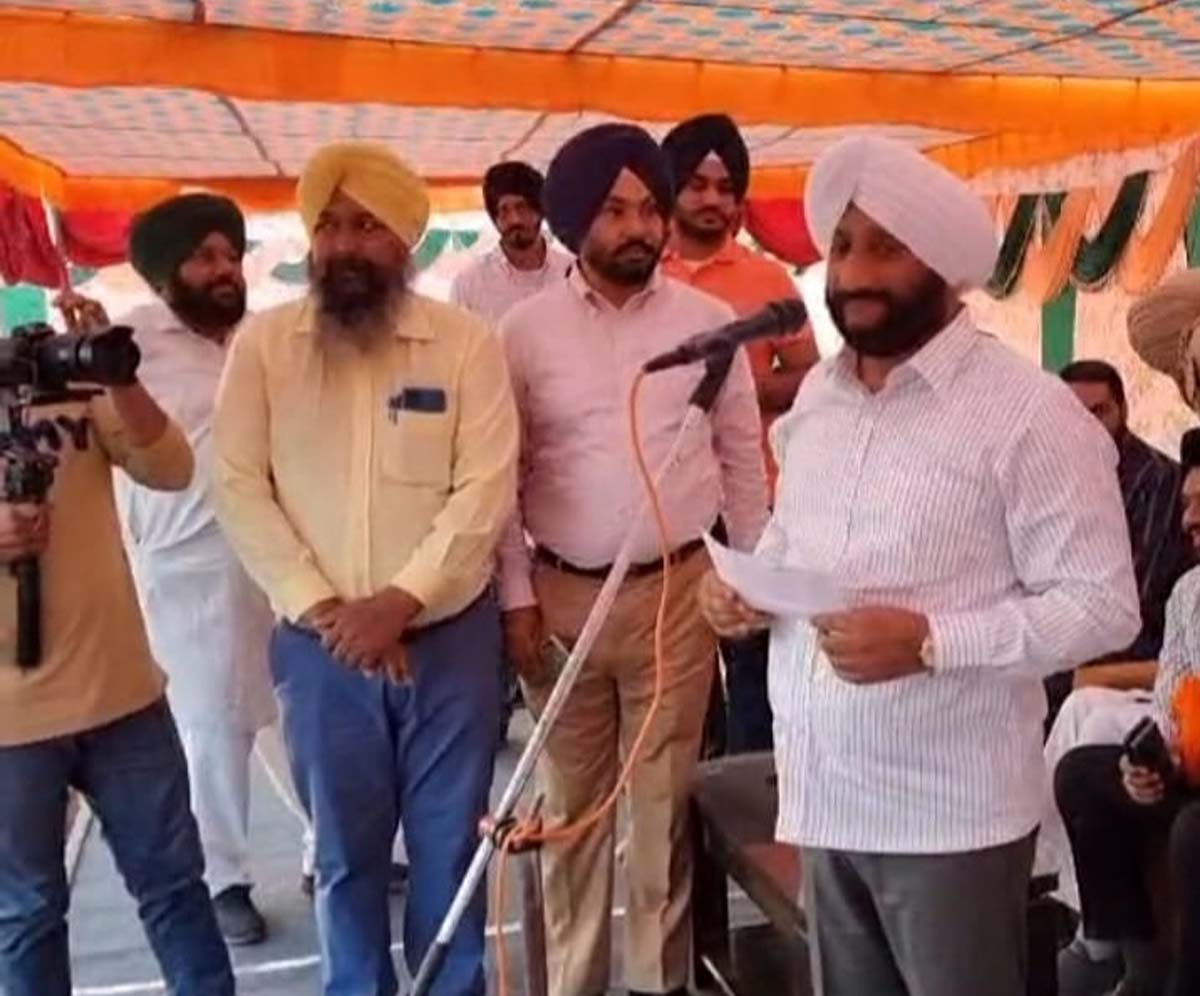 Aam Aadmi Party's family is constantly increasing:  Kulwant Singh During the function at Jujhar Nagar, a large number of families joined the Aam Aadmi Party.